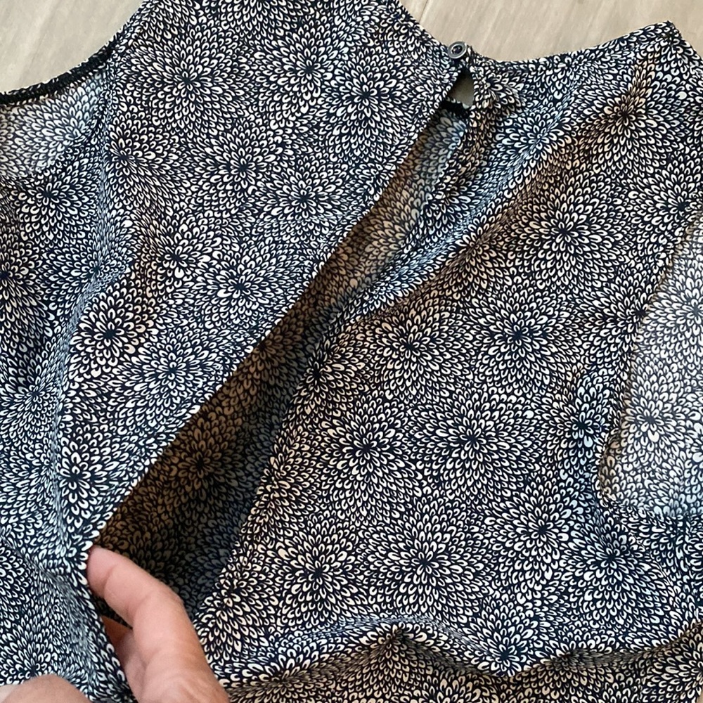 Lululemon floral tank with open back. Size 6 - Picture 4 of 4